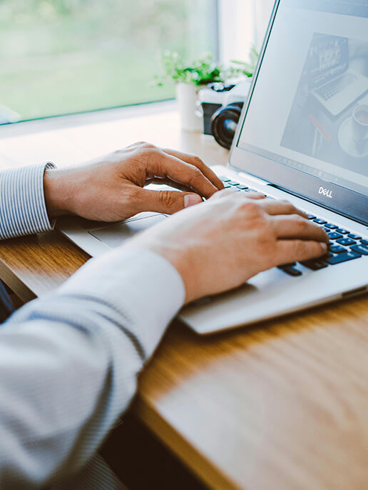 Arbeit am Laptop im Büro