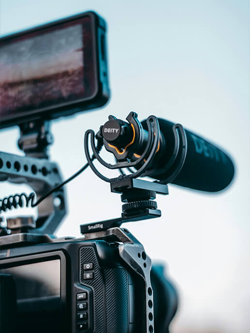 Professionelle Videokamera mit Mikrofon-Rig im Einsatz