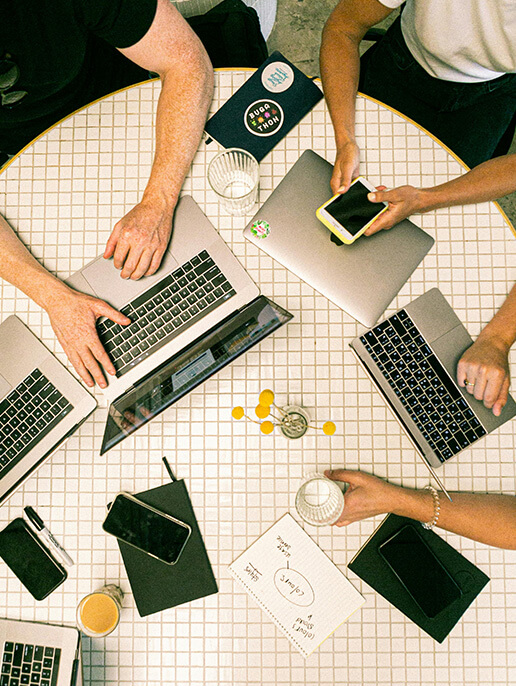 Team arbeitet gemeinsam an Laptops in einer Projektbesprechung