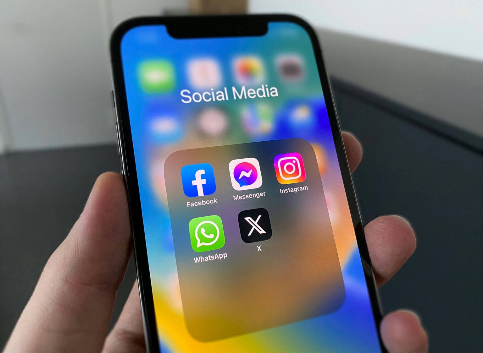 Smartphone mit Social-Media-App wird in der Hand gehalten