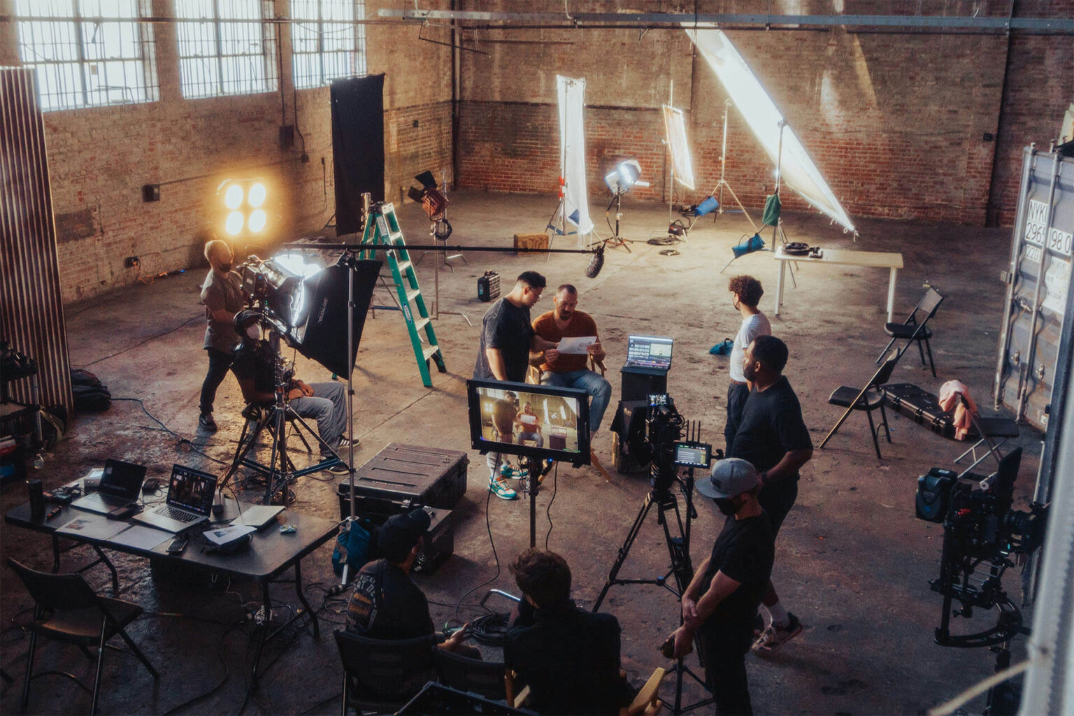 Filmset mit Kamera und Beleuchtungsequipment